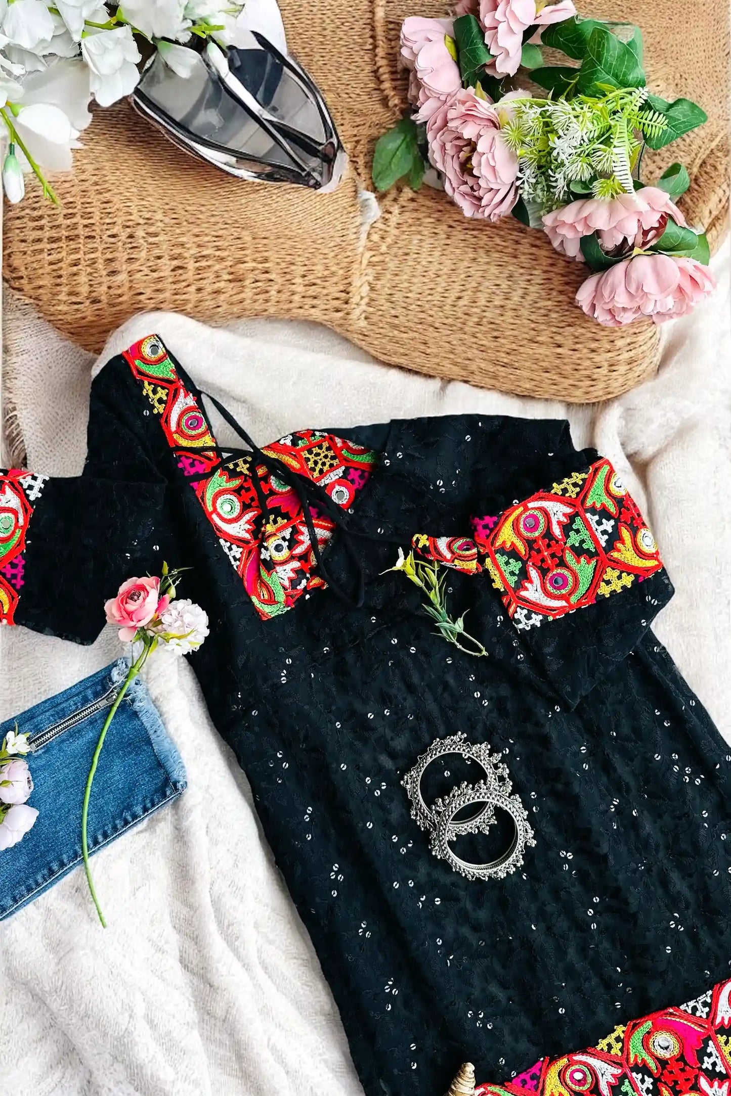 Black Gamti Embroidered Gulnaz Kurta