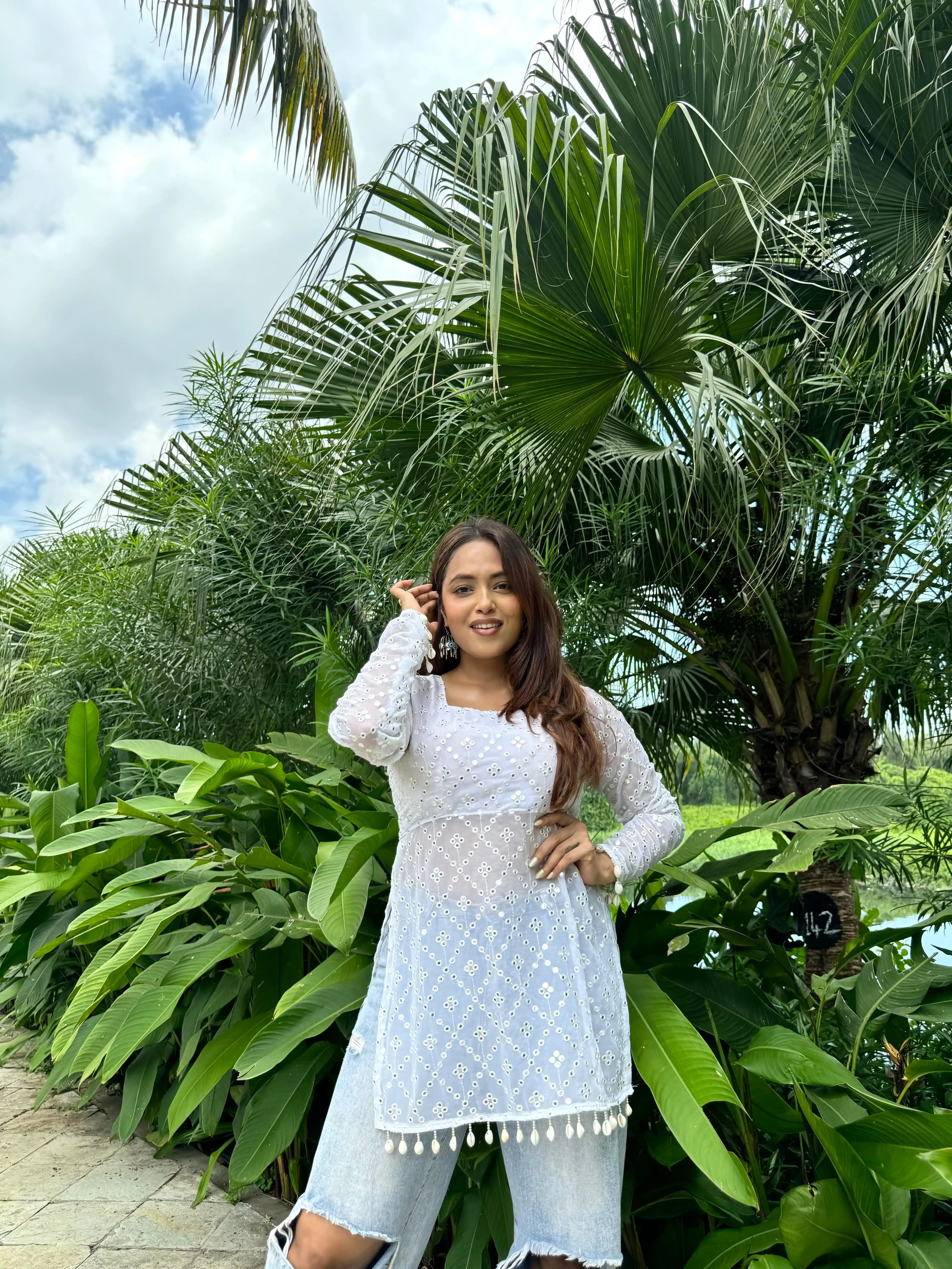 White Chic Gulnaz Dori Kurta