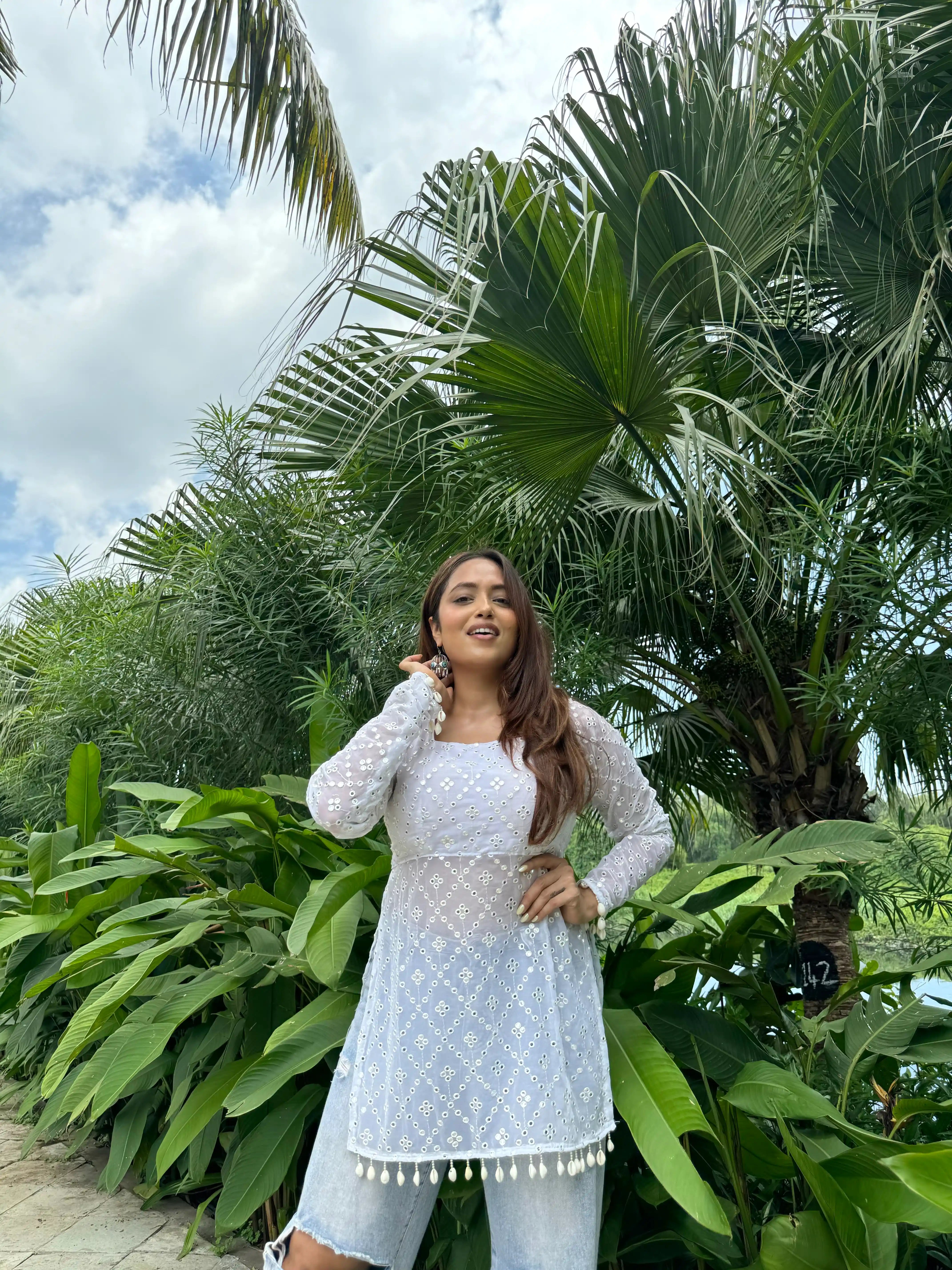 White Chic Gulnaz Dori Kurta