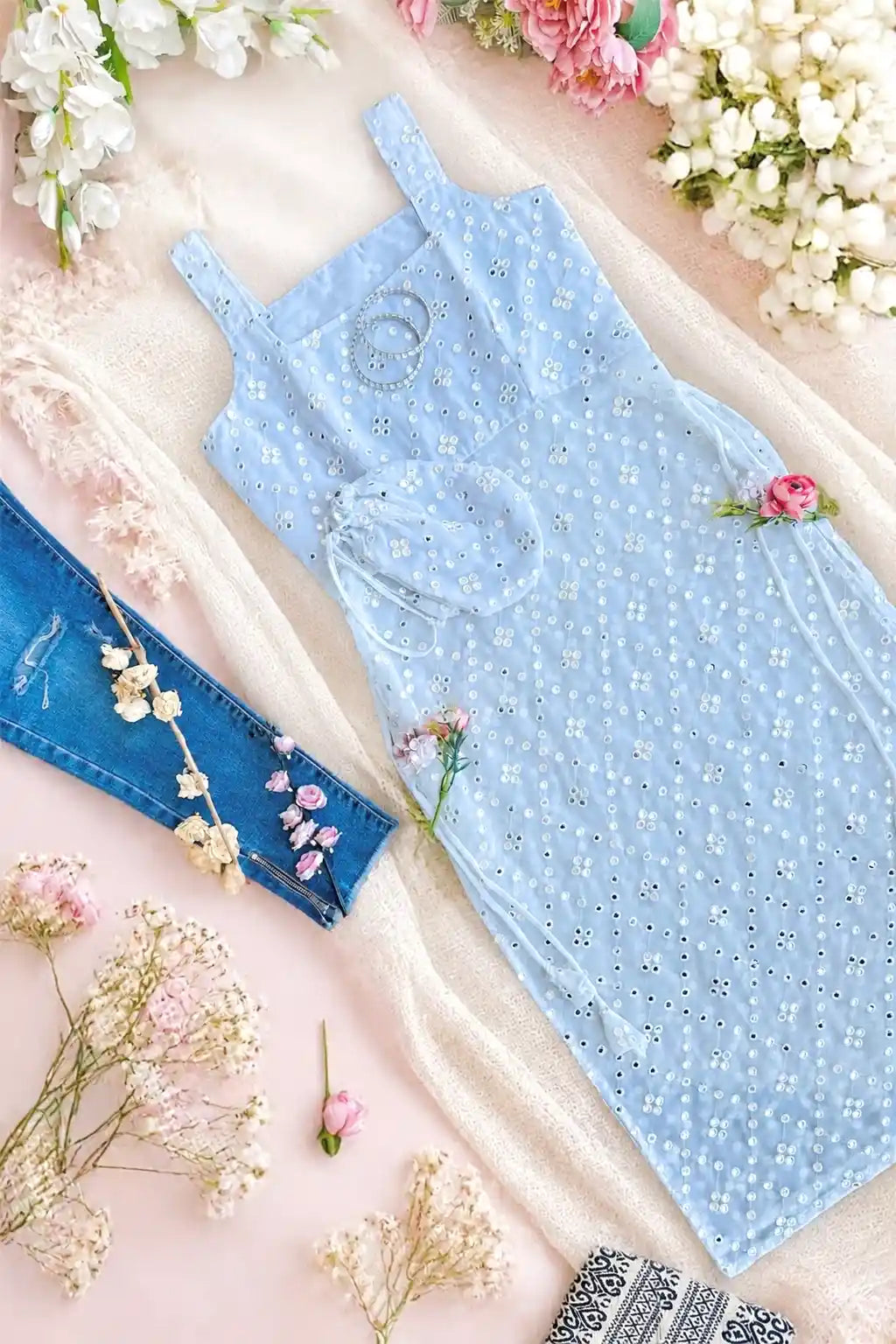 Naveli’s White Embroidered Gulnaz Kurta